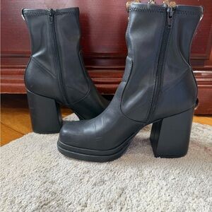 Steve Madden Black Heeled Boots with Block Heel and Side Zipper